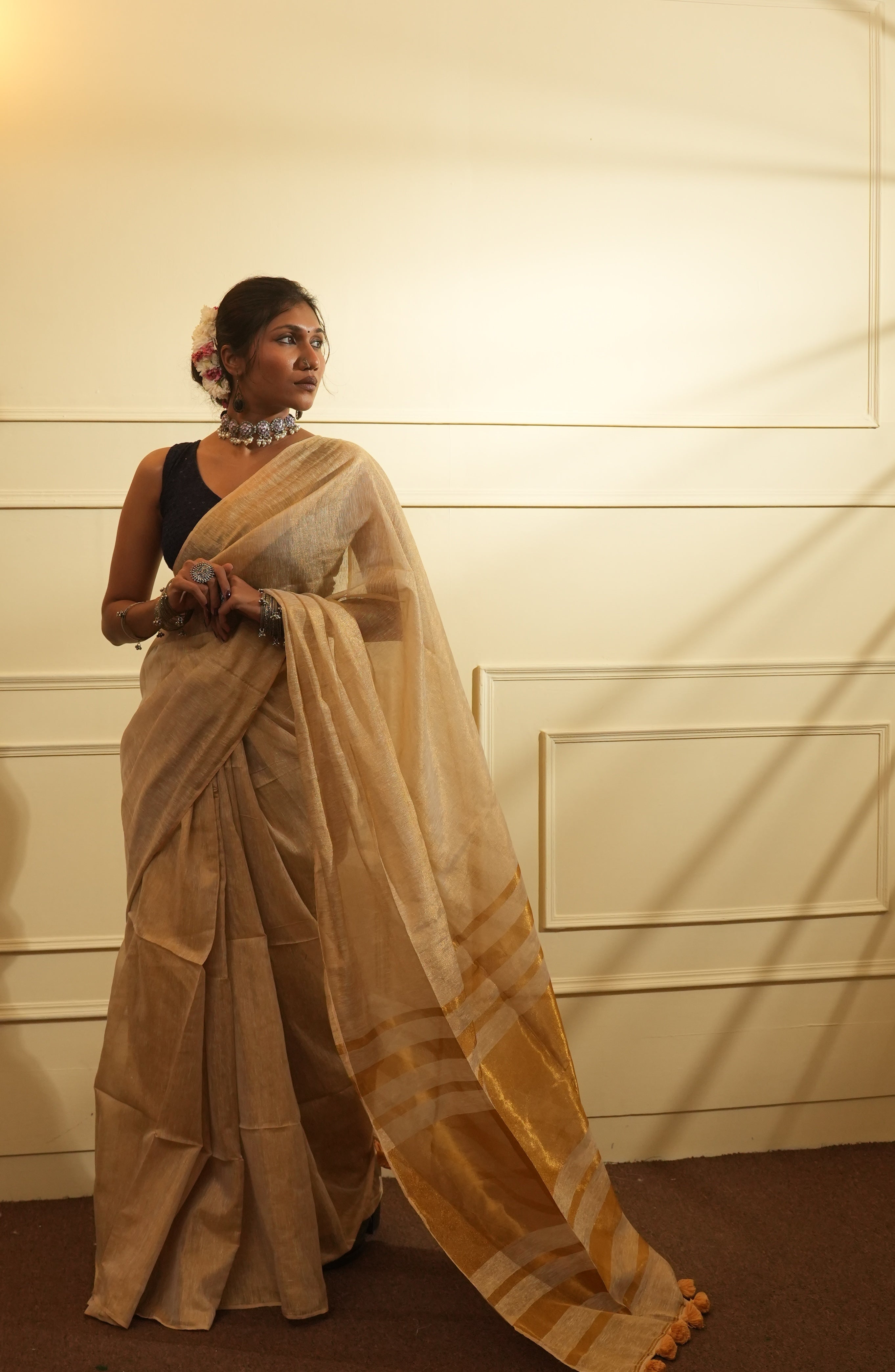 Rangdhaaga Off White With Golden Dual Tone Tissue Linen Saree - By Shreya
