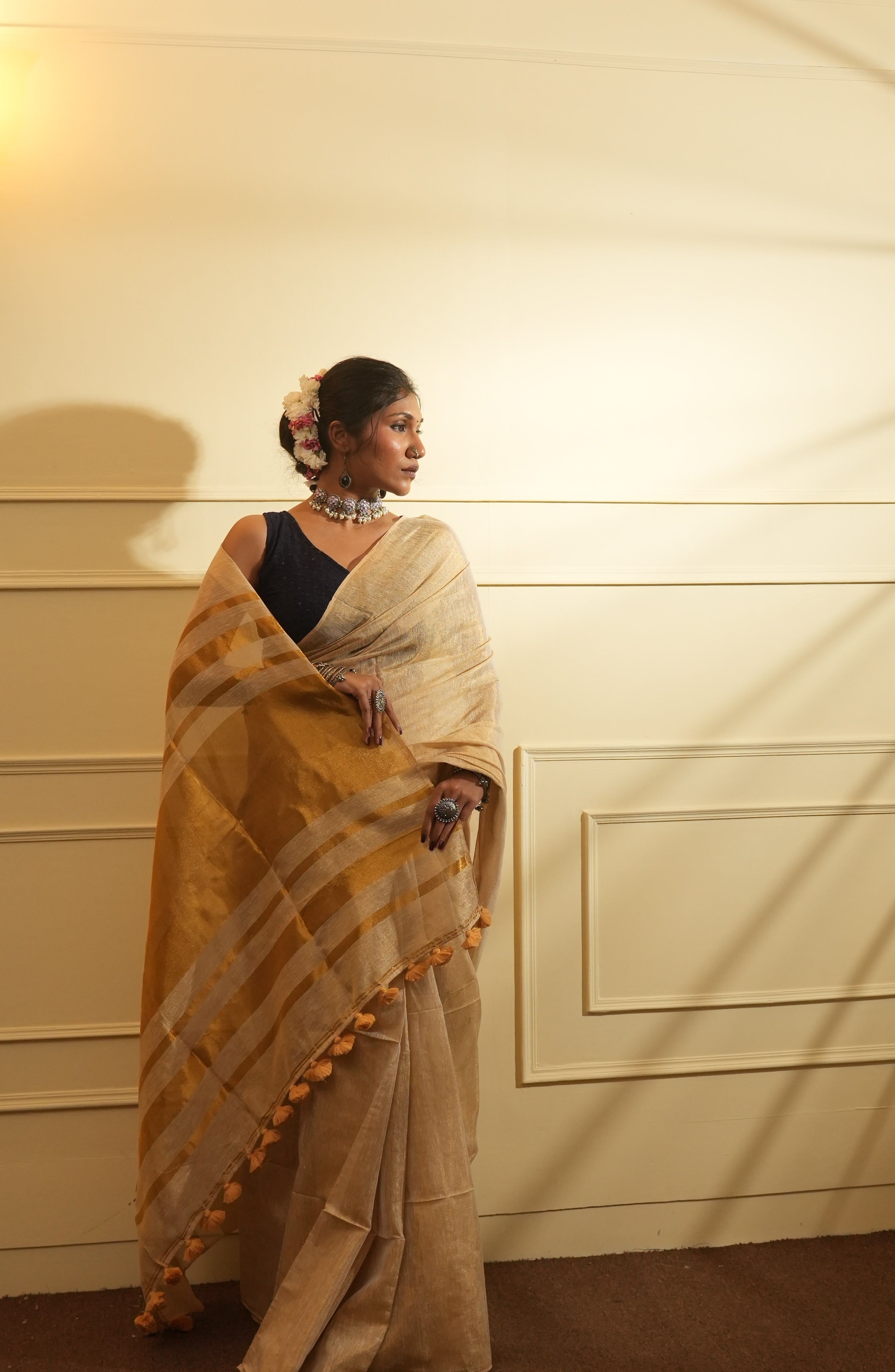 Rangdhaaga Off White With Golden Dual Tone Tissue Linen Saree - By Shreya
