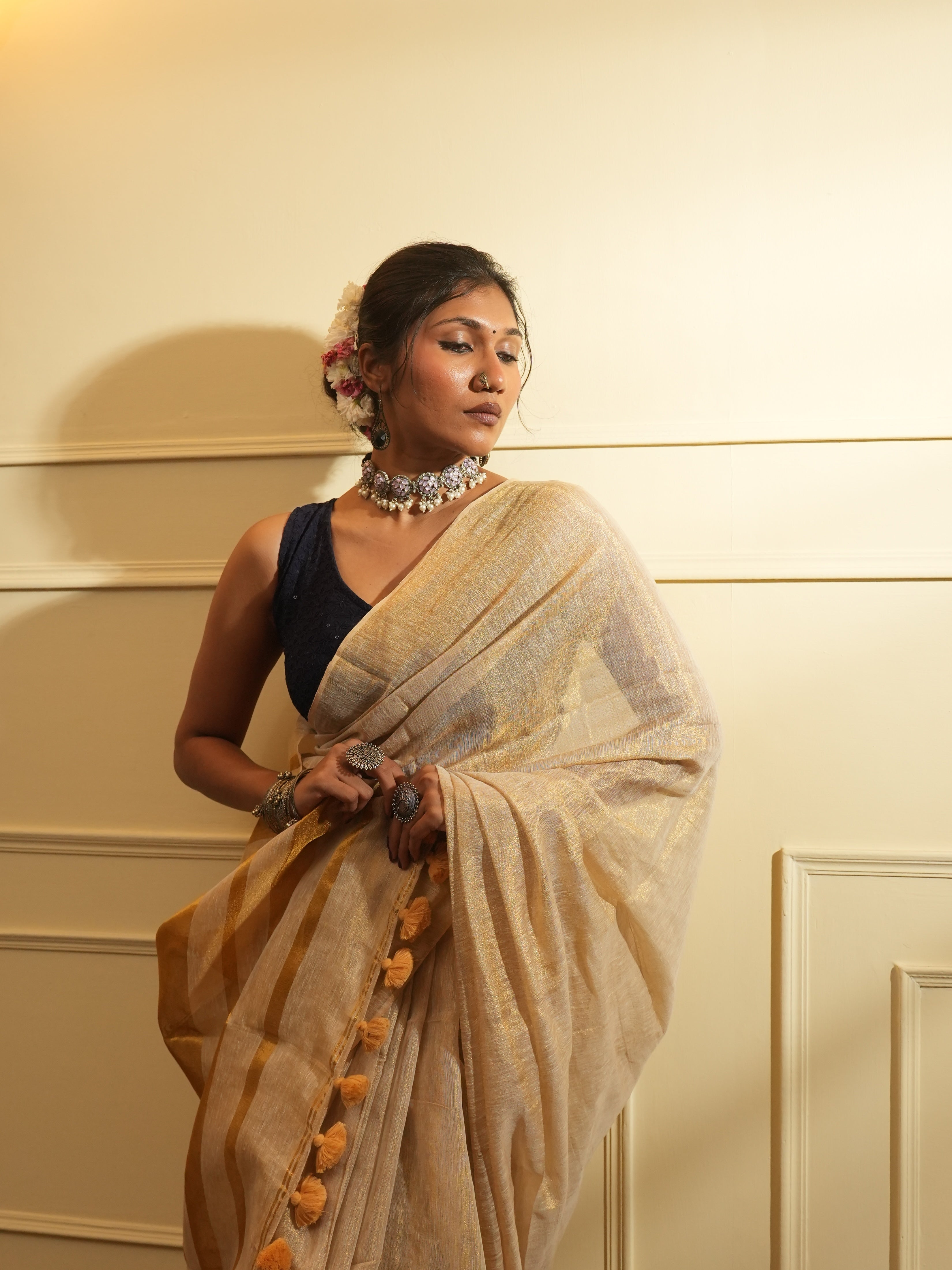 Rangdhaaga Off White With Golden Dual Tone Tissue Linen Saree - By Shreya