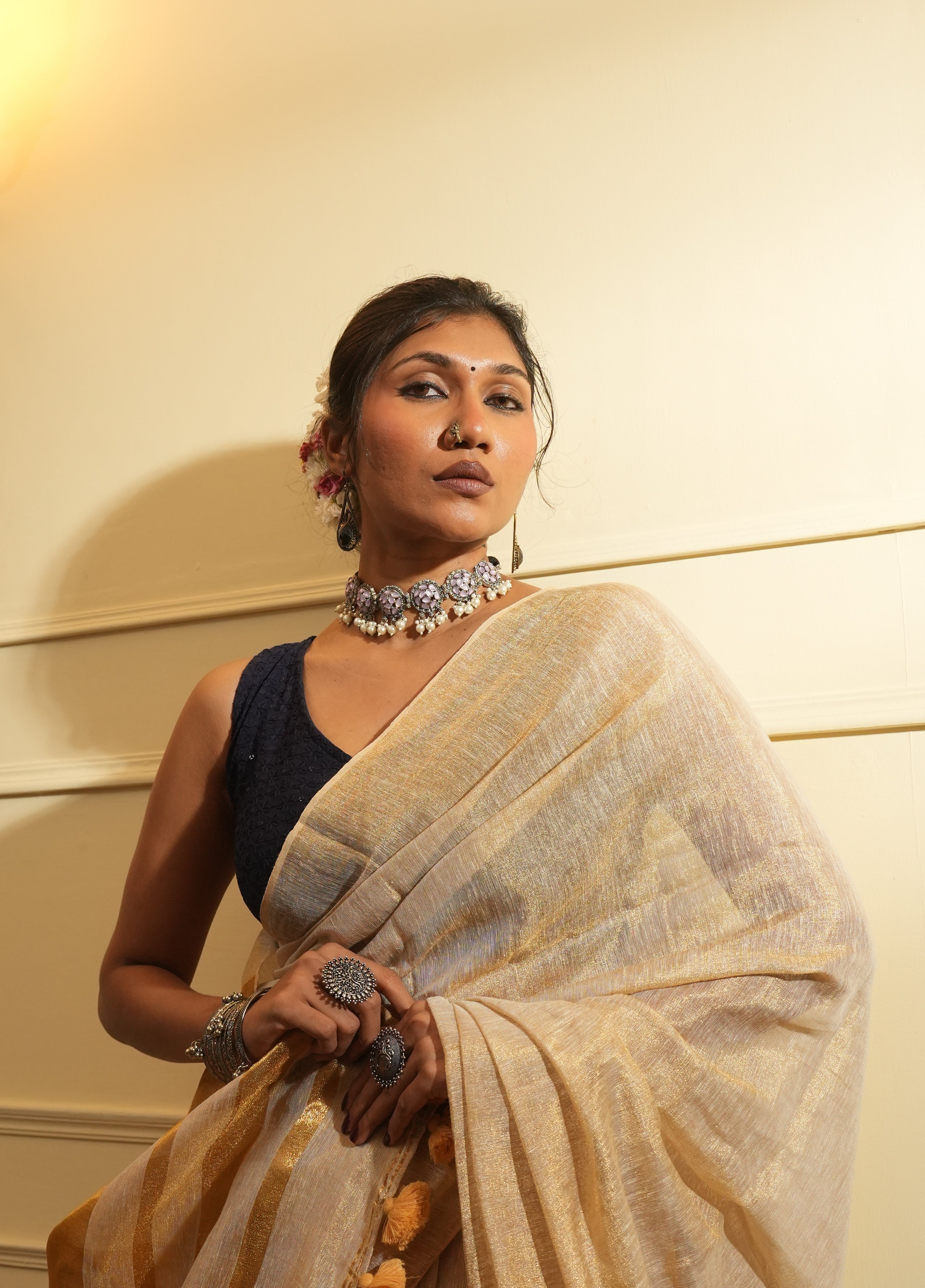 Rangdhaaga Off White With Golden Dual Tone Tissue Linen Saree - By Shreya