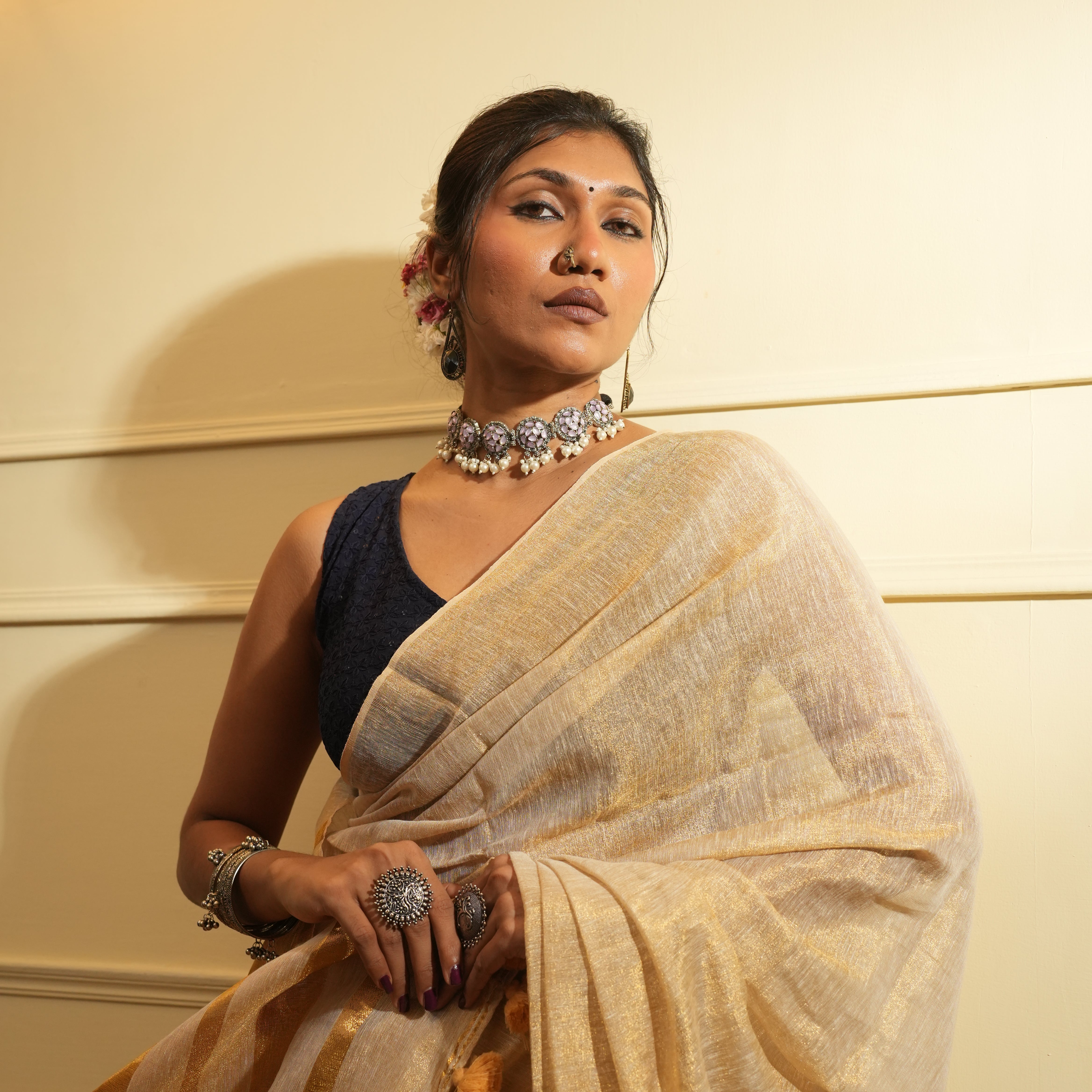 Rangdhaaga Off White With Golden Dual Tone Tissue Linen Saree - By Shreya